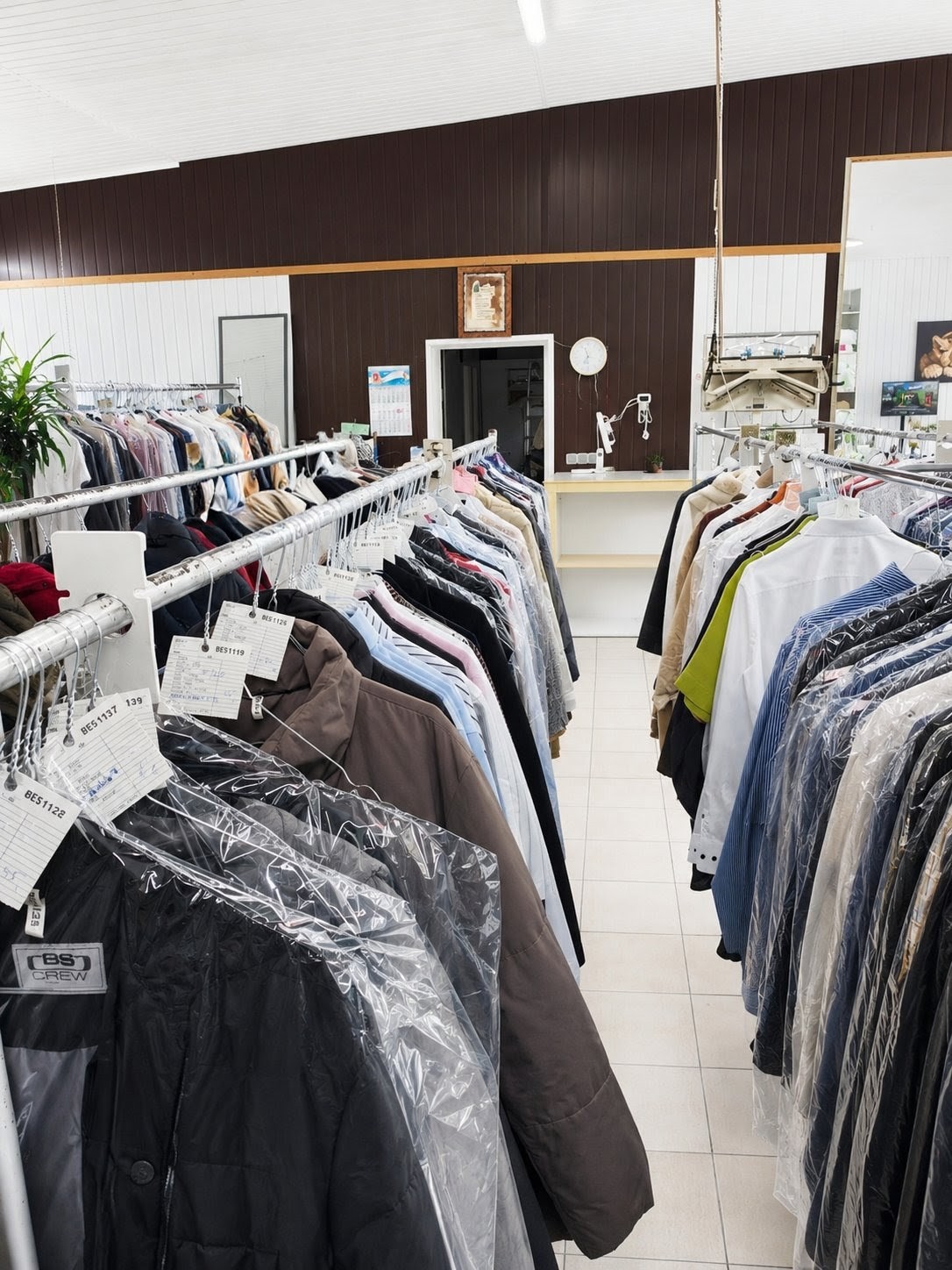 Annahmebereich und Textilien im Leo Clean Geschäft